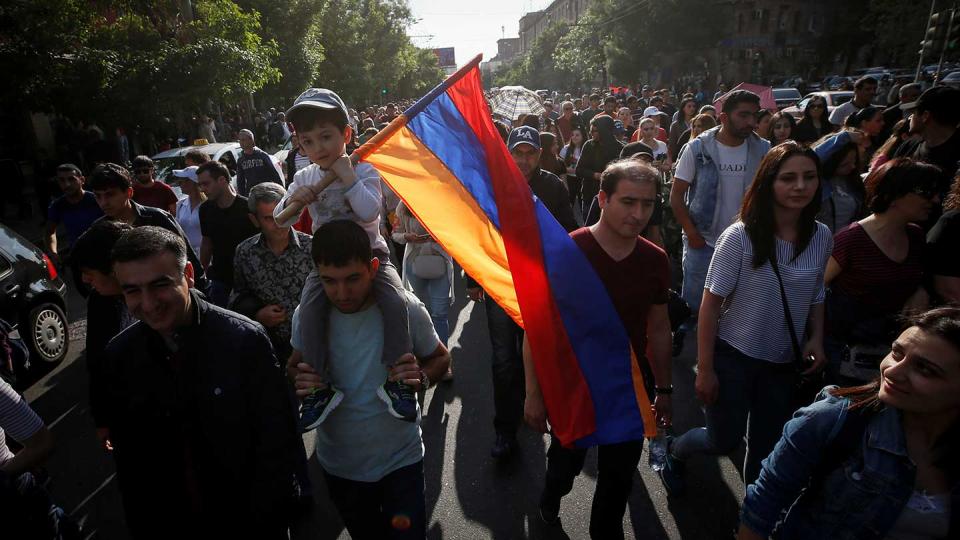 A boy holds a national flag during a rally of Armenian opposition supporters in Yerevan, April 30, 2018. (Reuters / Gleb Garanich)